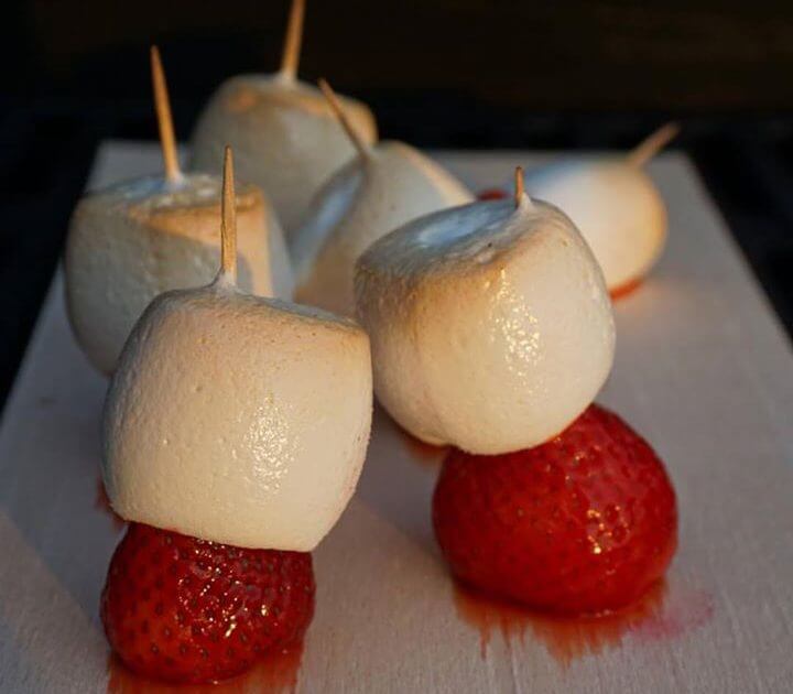 Sommer Dessert Marshmallow-Erdbeeren