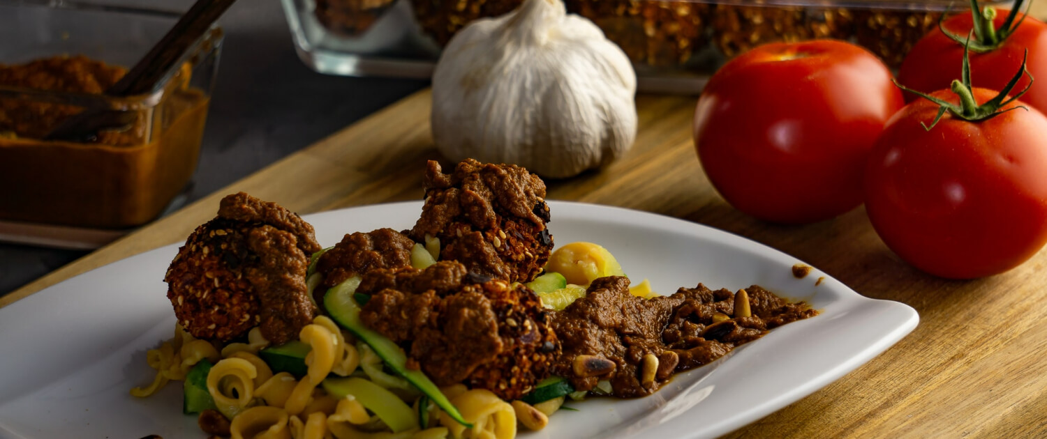 Vegane Hackbällchen mit Nudeln