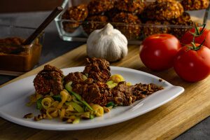 Vegane Hackbällchen mit Nudeln