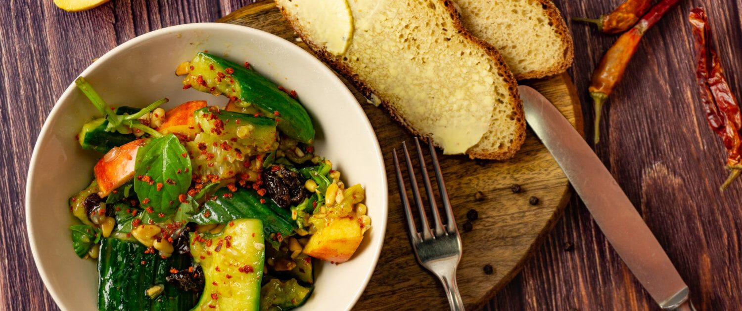 Süß-scharfer Gurkensalat