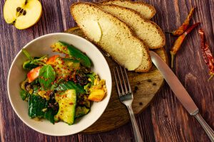 Süß-scharfer Gurkensalat