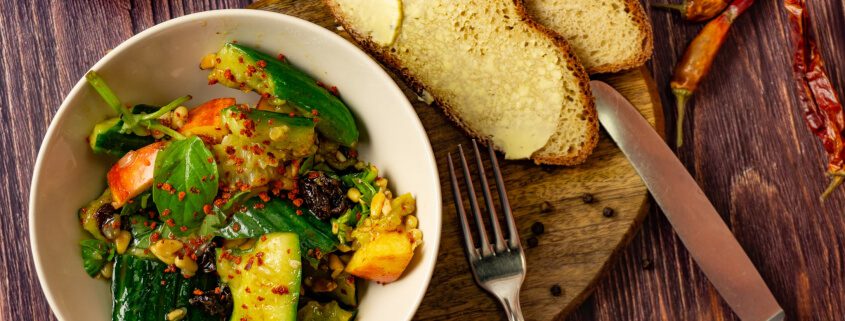 Süß-scharfer Gurkensalat