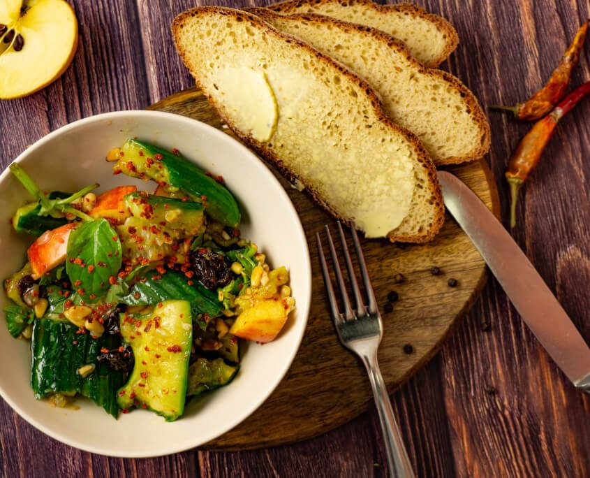 Süß-scharfer Gurkensalat
